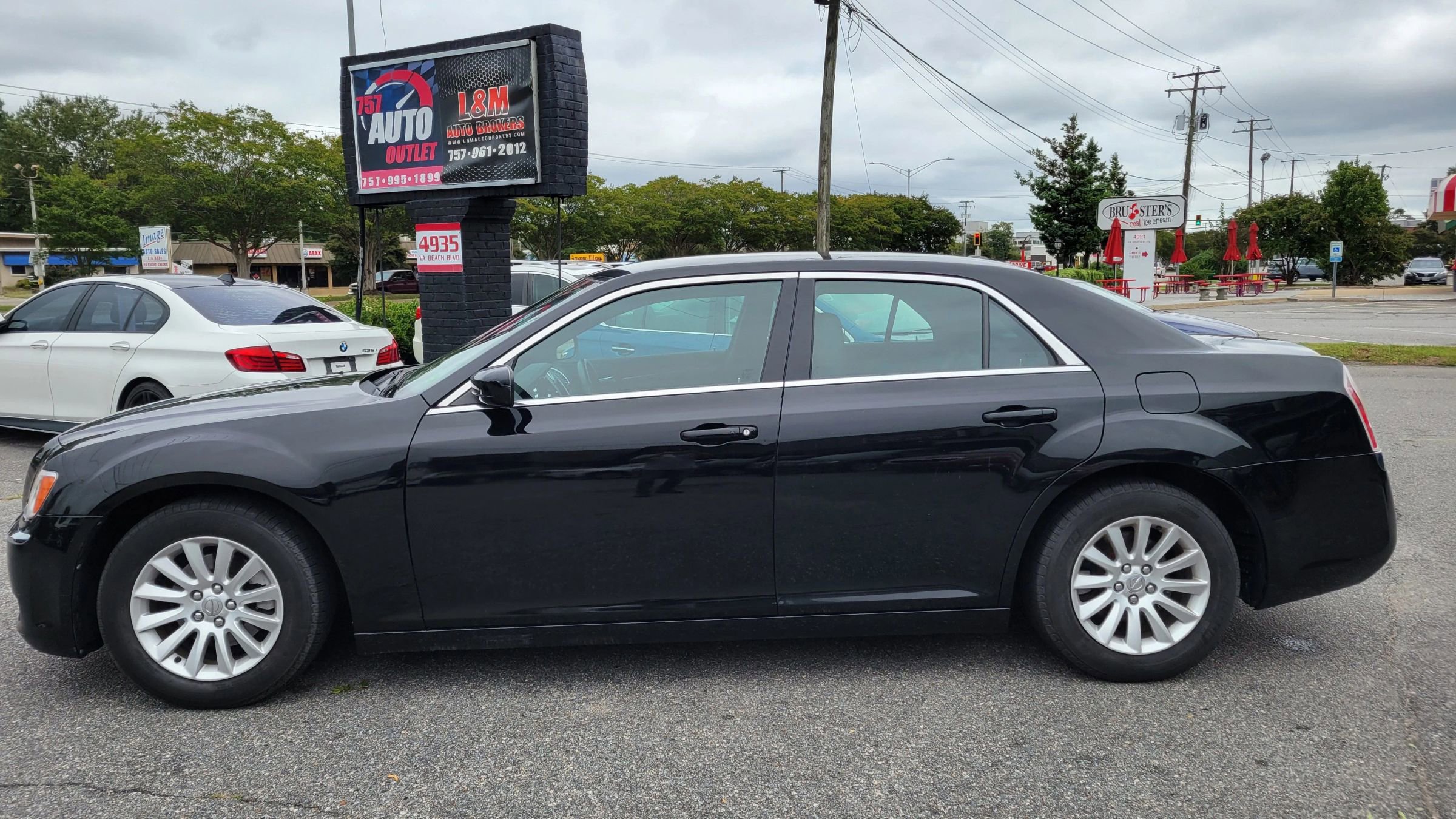 Used 2013 Chrysler 300 image 2