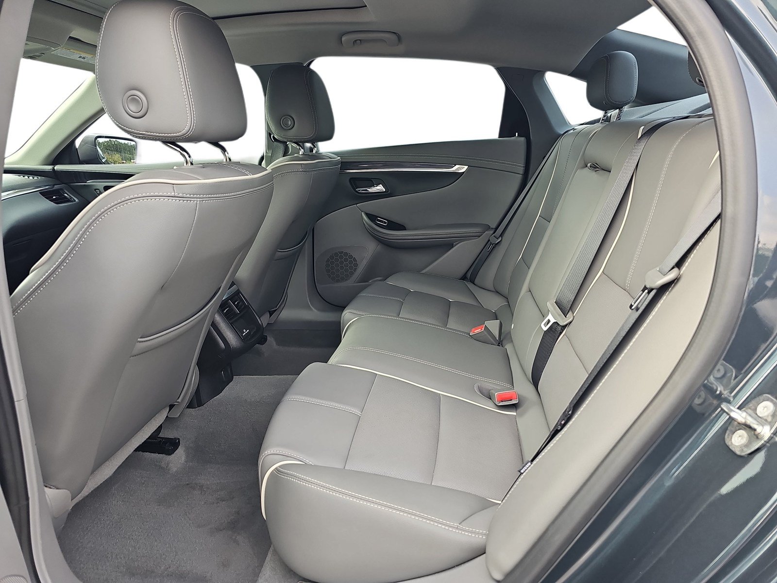 Used 2018 Chevrolet Impala Premier w/ Premier Convenience Package FWD image 11
