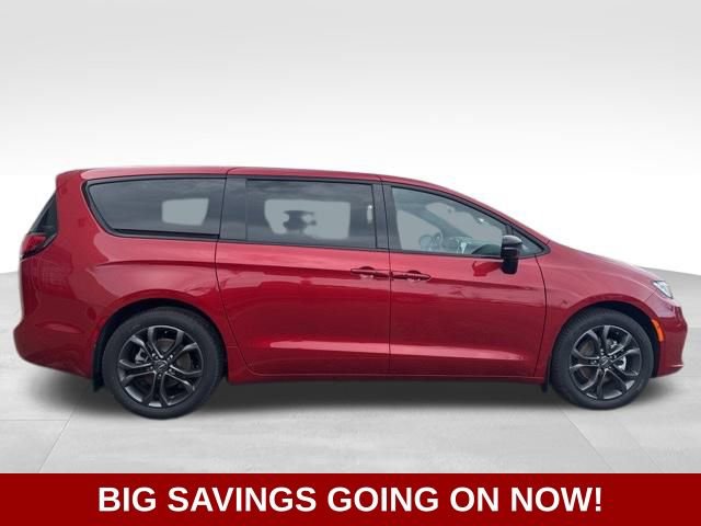 New 2026 Chrysler Pacifica Select w/ S Appearance Package image 12