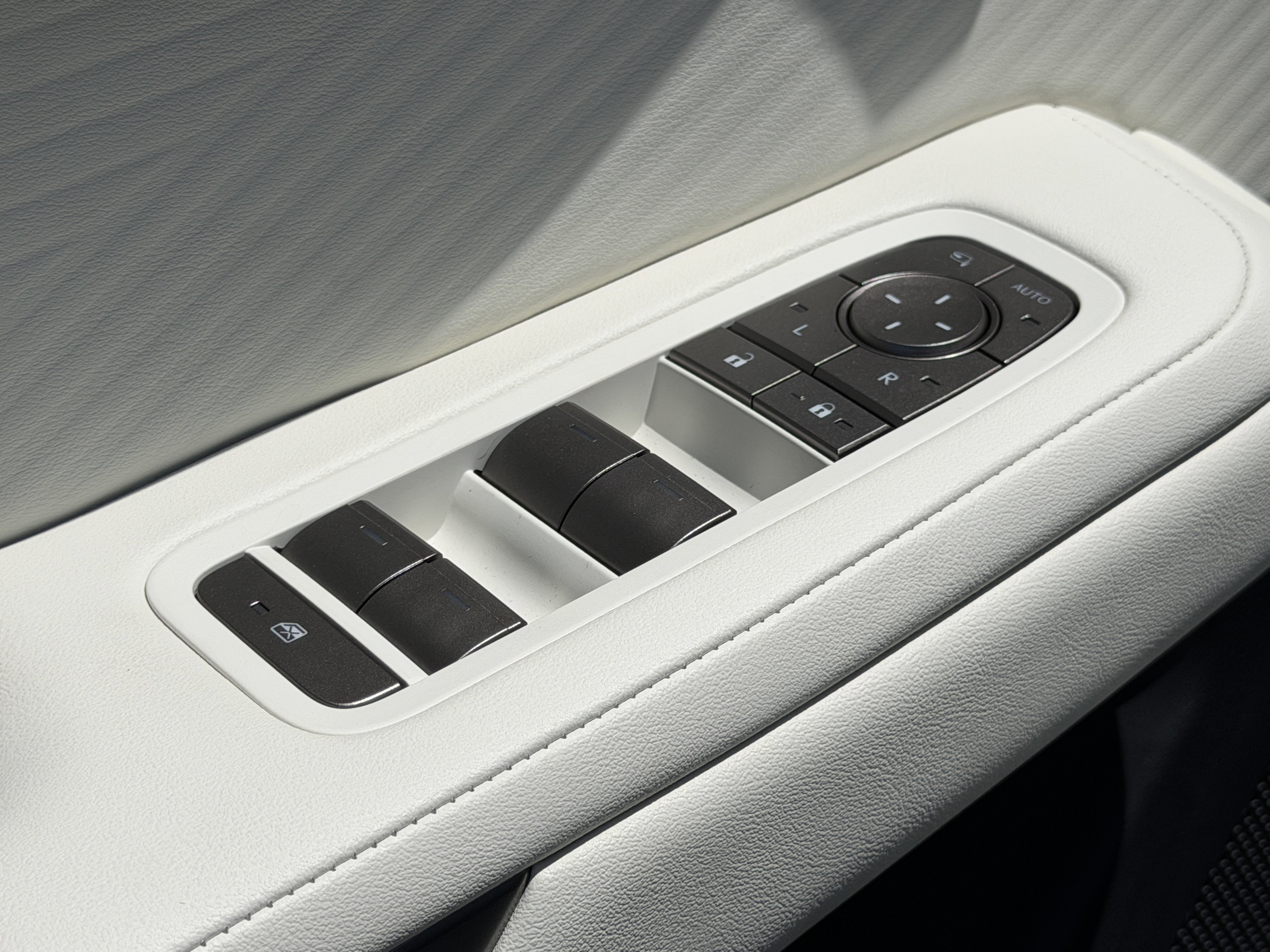 New 2026 Lexus ES 500e AWD/4WD image 17