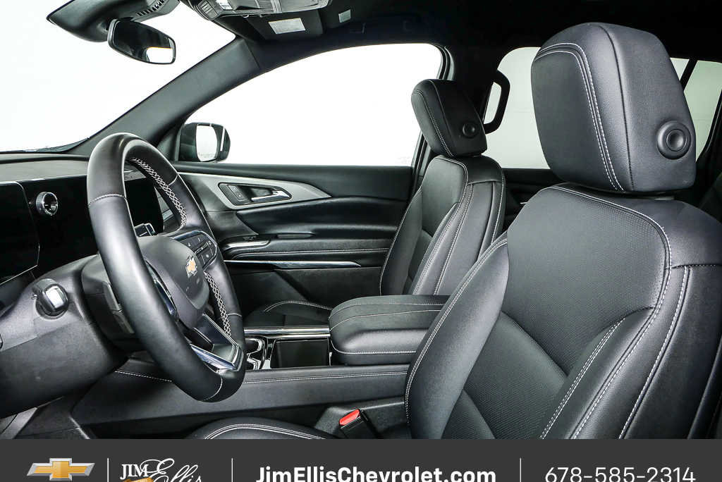 Used 2025 Chevrolet Traverse LT FWD image 5