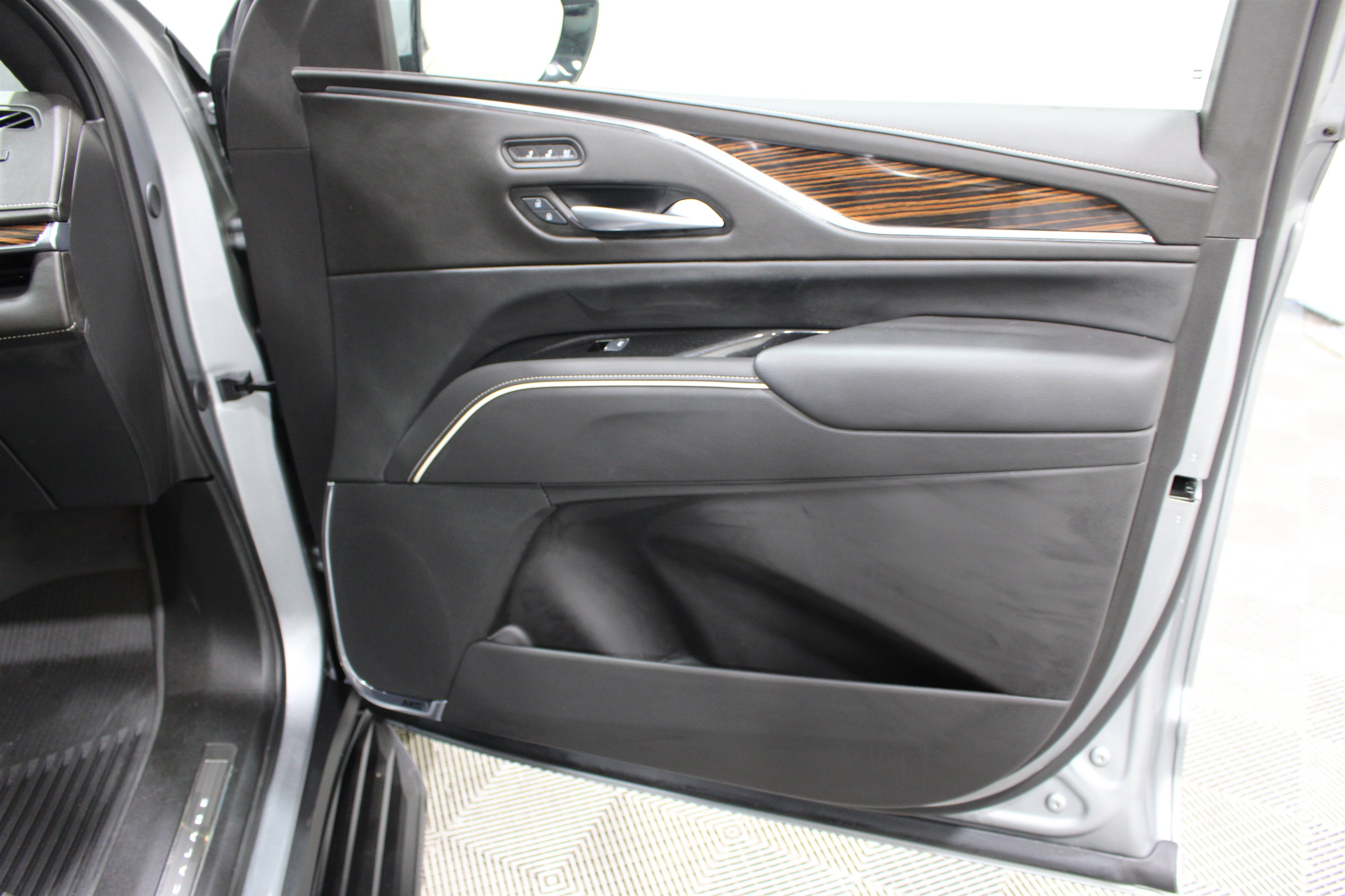 Certified 2024 Cadillac Escalade Premium Luxury w/ Performance Package AWD/4WD image 30