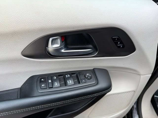 Used 2024 Chrysler Pacifica Touring-L FWD image 15