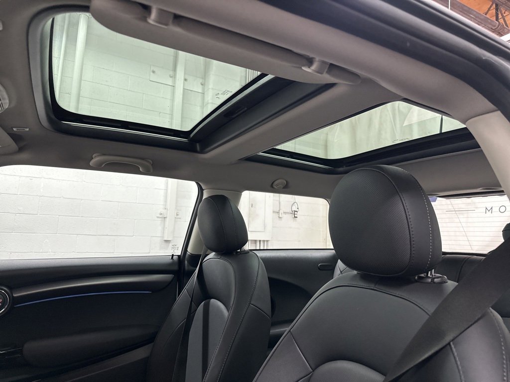 Used 2023 MINI Cooper 2-Door Hardtop image 30