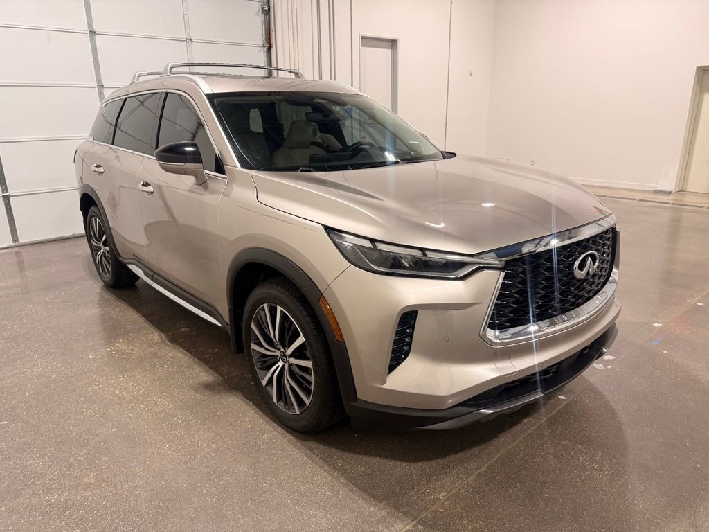 Used 2023 INFINITI QX60 Sensory w/ Vision Package AWD/4WD image 3