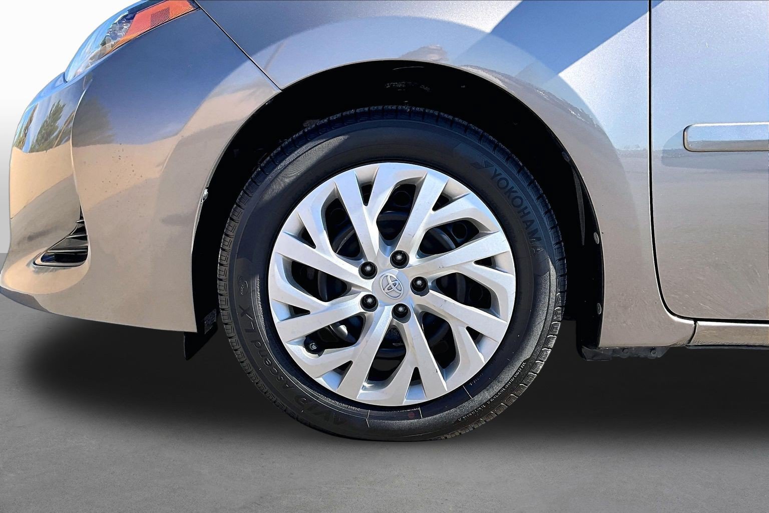 Used 2018 Toyota Corolla LE FWD image 8