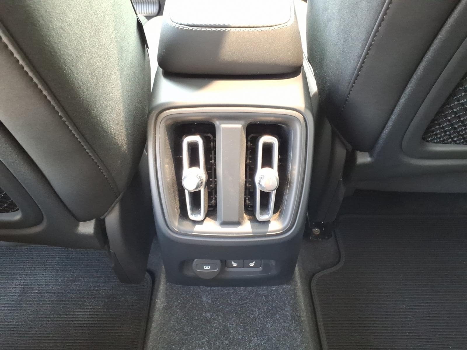 Certified 2023 Volvo C40 P8 Recharge Ultimate AWD/4WD image 6