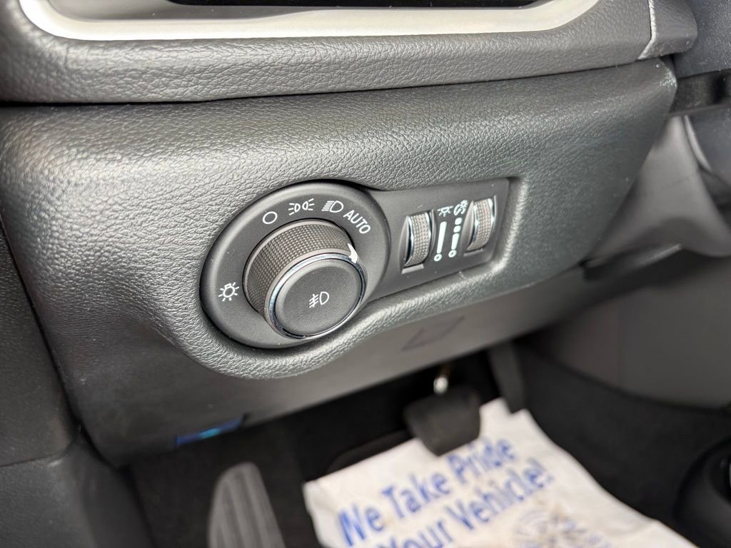 New 2026 Chrysler Pacifica Select AWD/4WD image 16