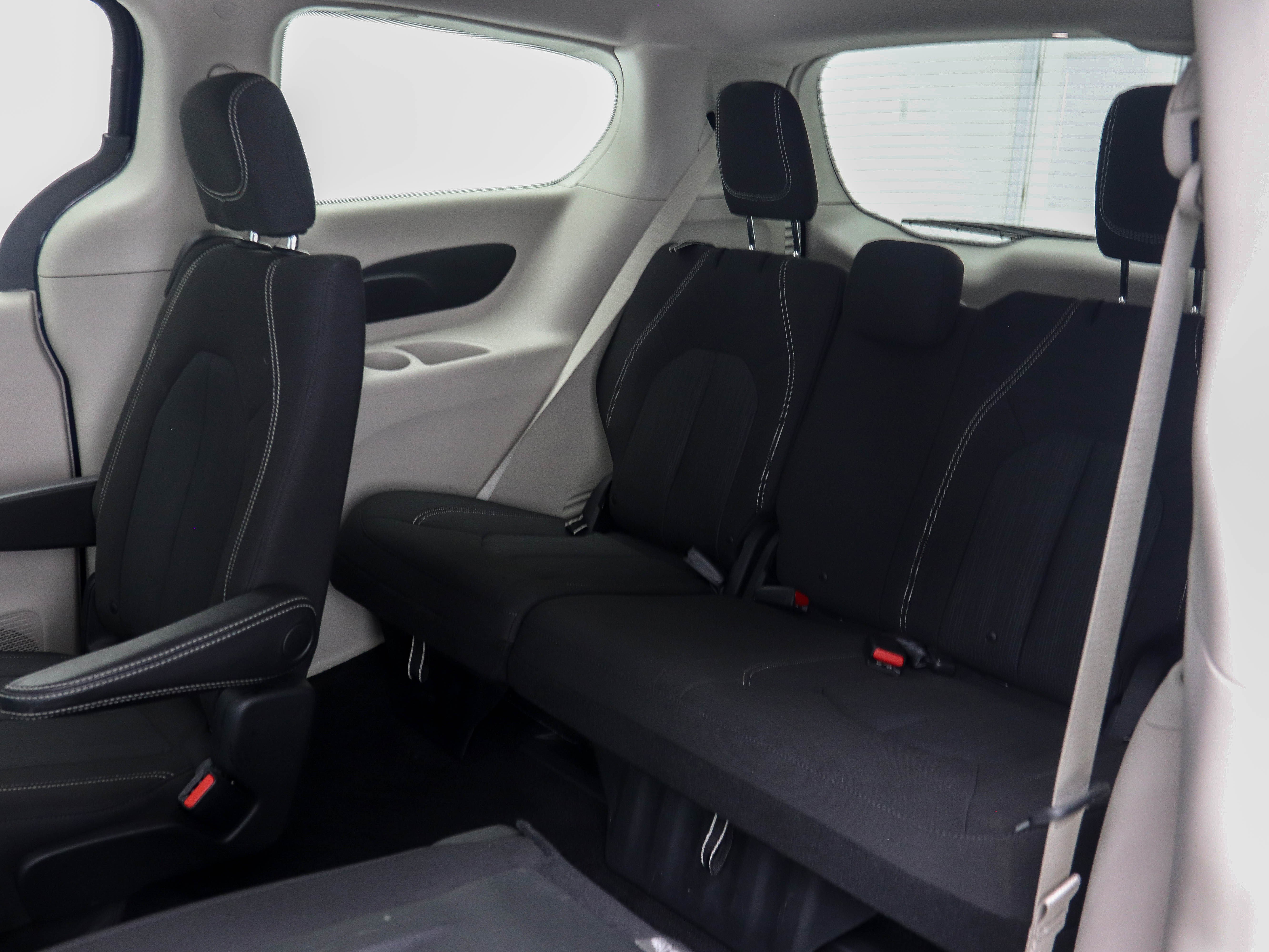 Used 2020 Chrysler Voyager LX image 19