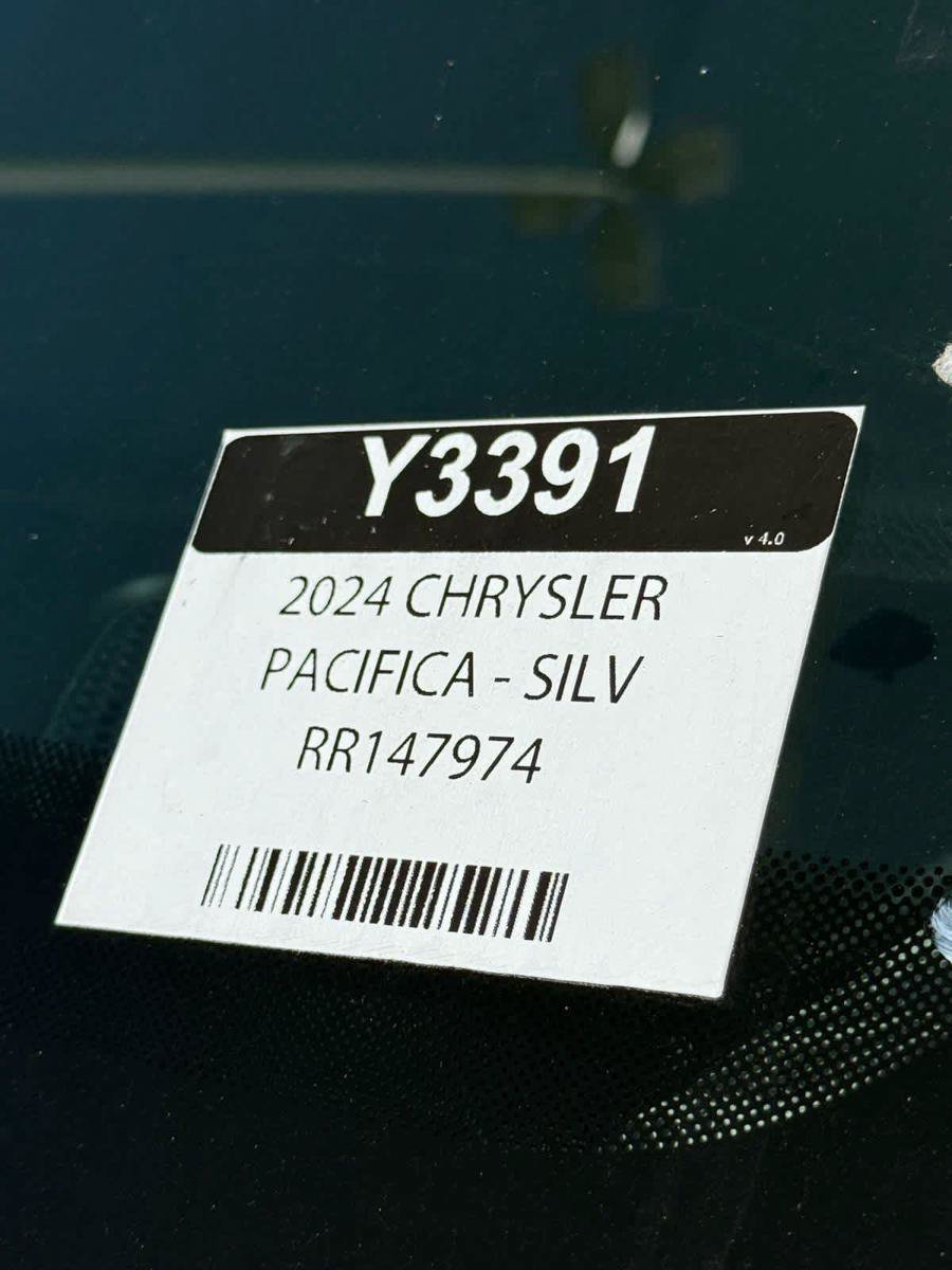 Used 2024 Chrysler Pacifica Touring-L FWD image 32