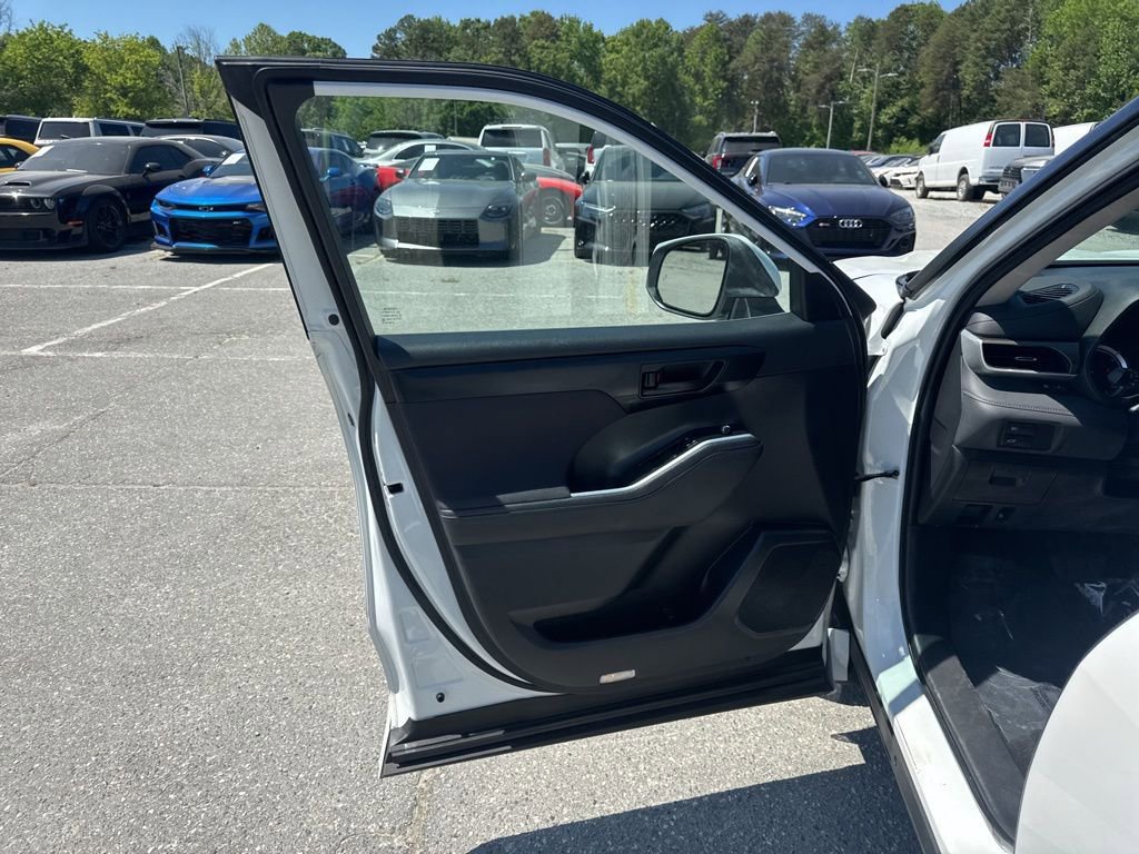 Used 2023 Toyota Highlander LE image 24