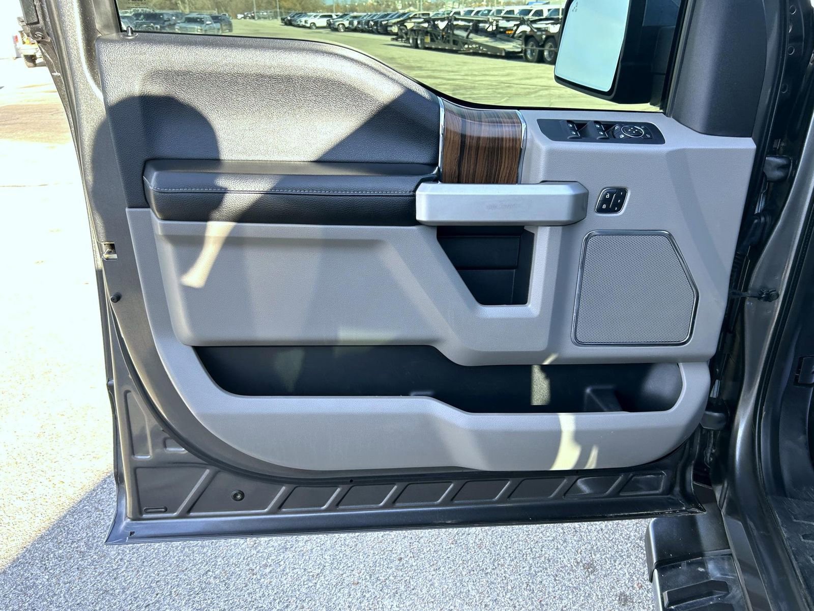 Used 2015 Ford F150 Lariat image 9