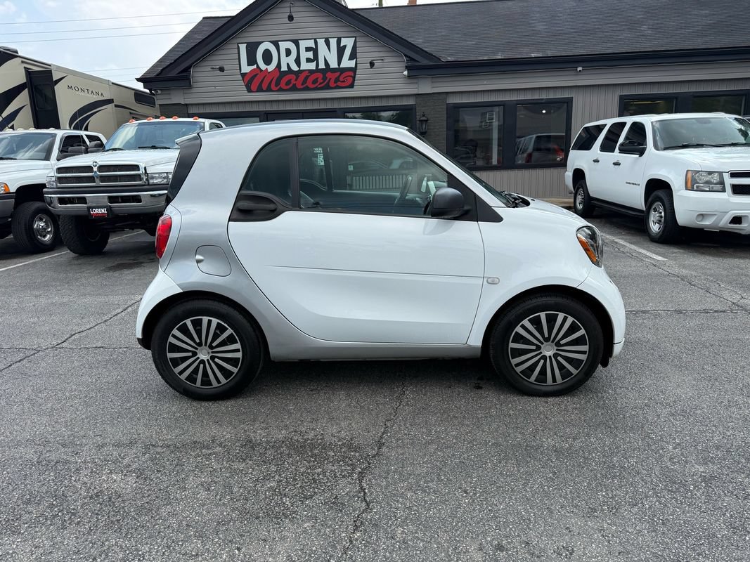 Used 2016 smart fortwo pure RWD image 2