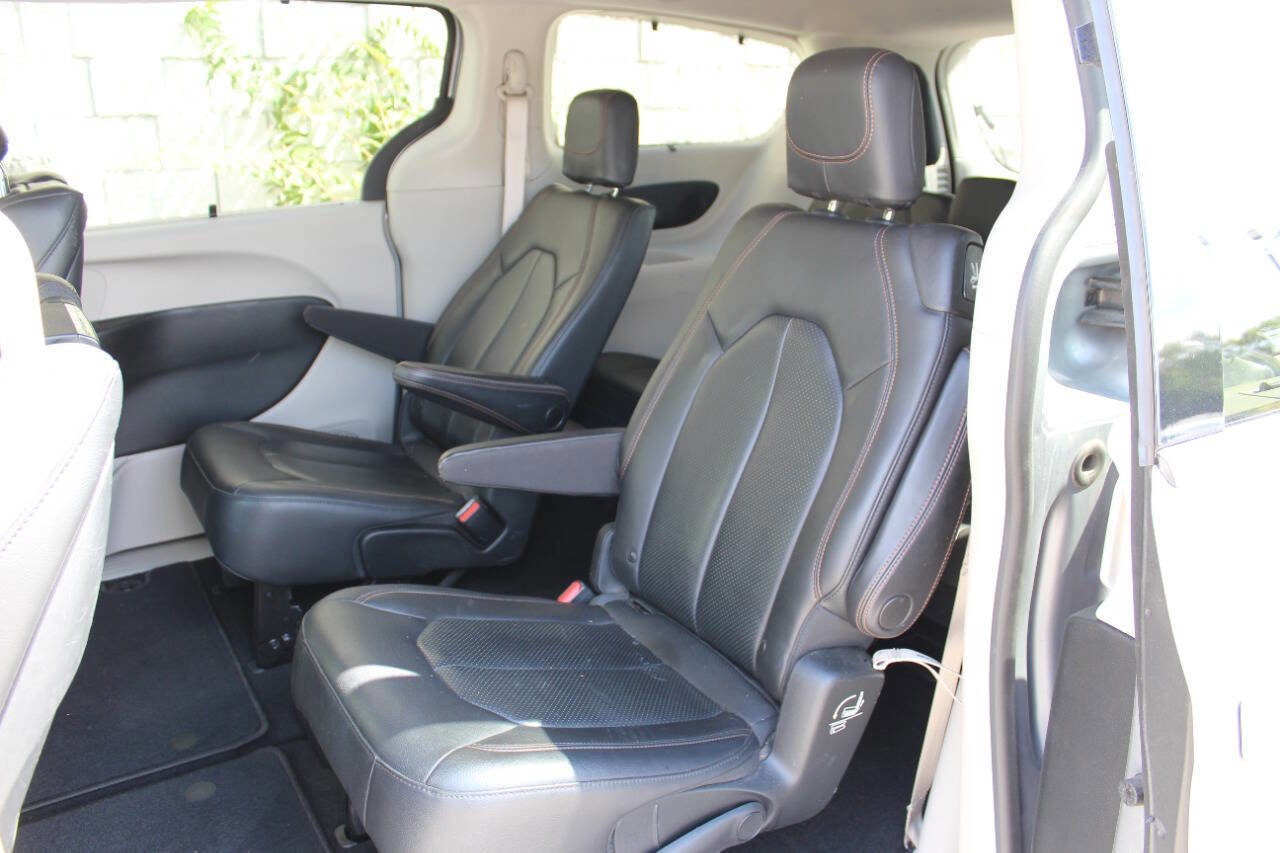 Used 2018 Chrysler Pacifica Touring-L Plus image 25