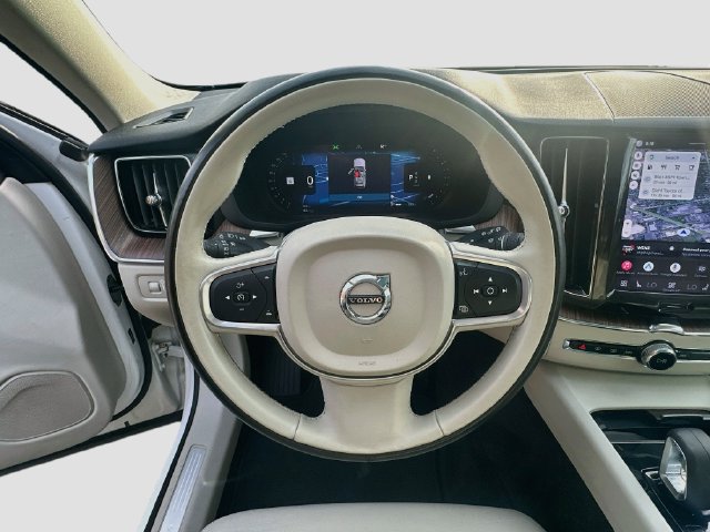 Used 2022 Volvo XC60 B5 Momentum AWD/4WD image 11