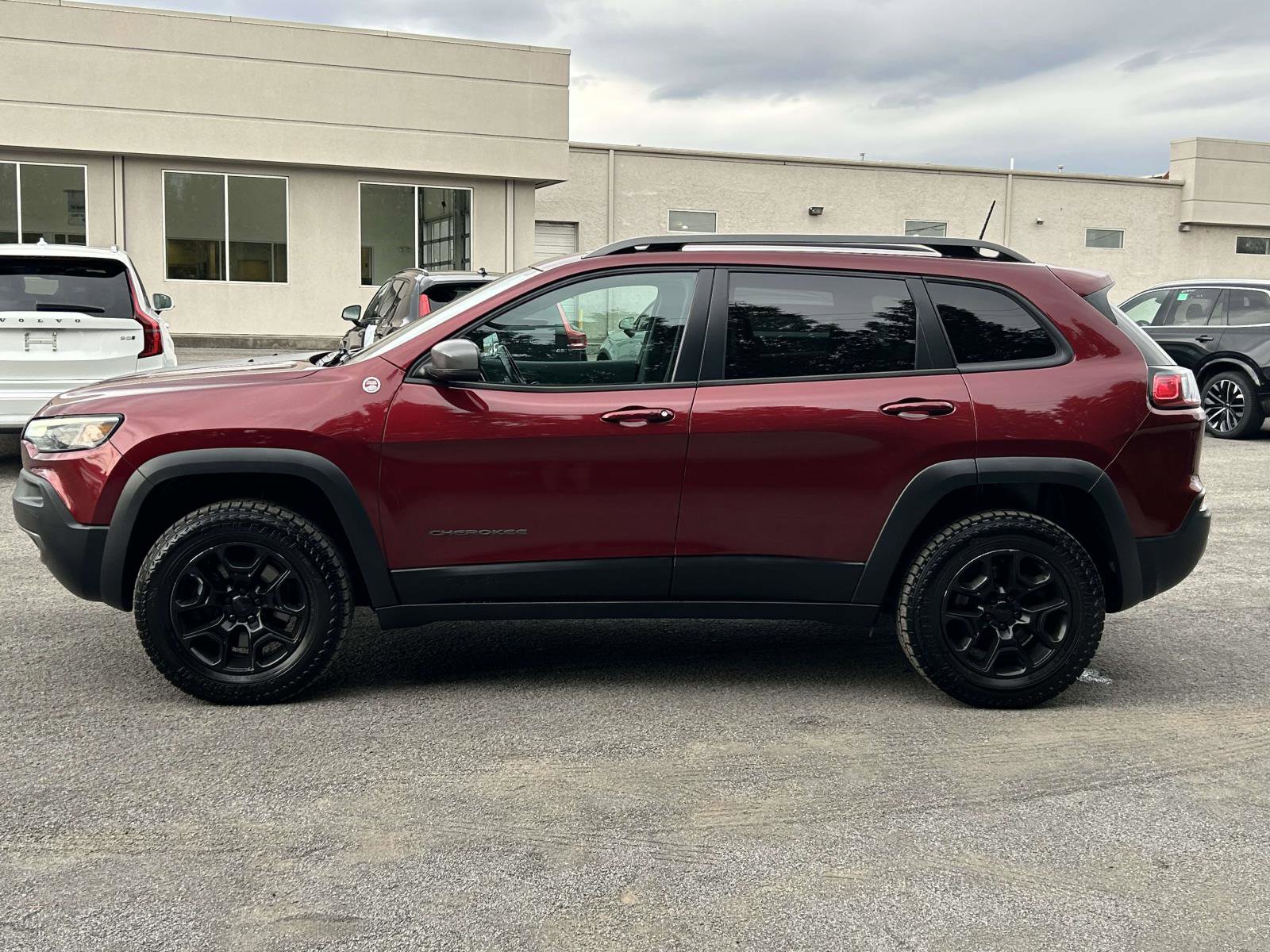 Used 2019 Jeep Cherokee Trailhawk w/ Cold Weather Group AWD/4WD image 6