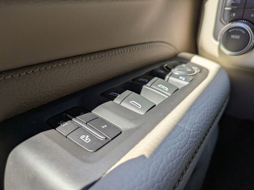 Used 2023 GMC Yukon XL Denali AWD/4WD image 26