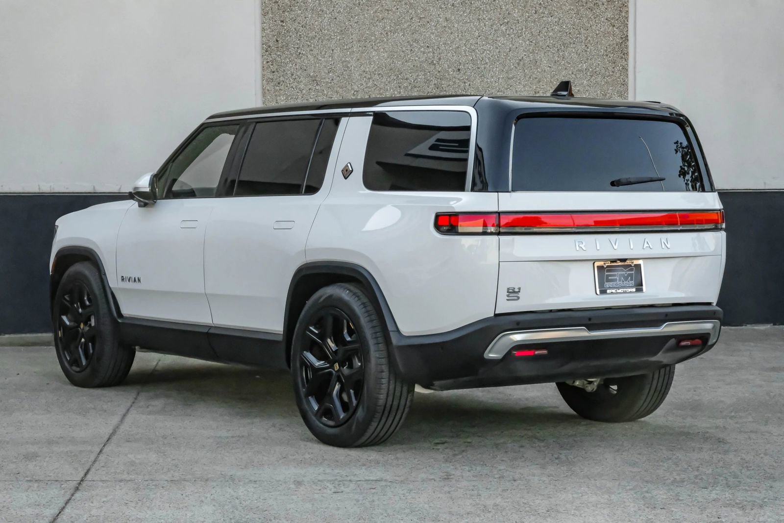 Used 2024 Rivian R1S Adventure AWD/4WD image 16