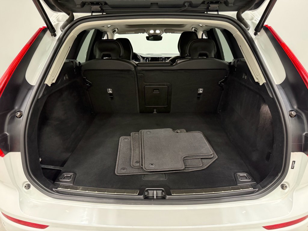 Used 2022 Volvo XC60 B5 Momentum image 30