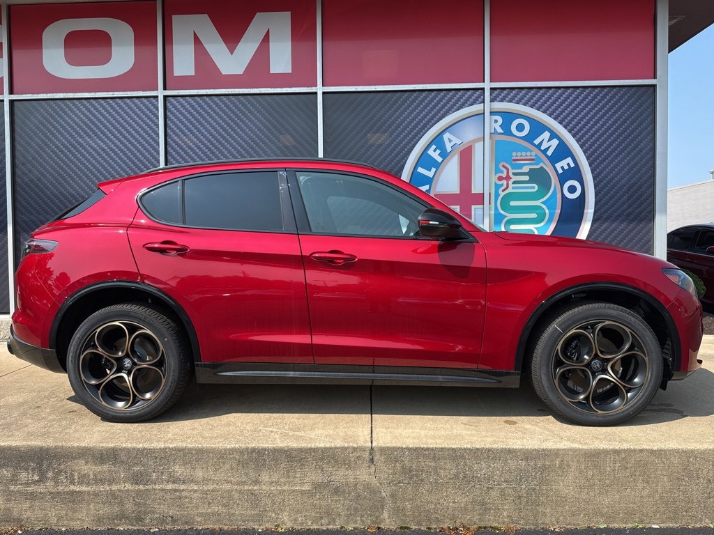 New 2025 Alfa Romeo Stelvio Sprint image 2