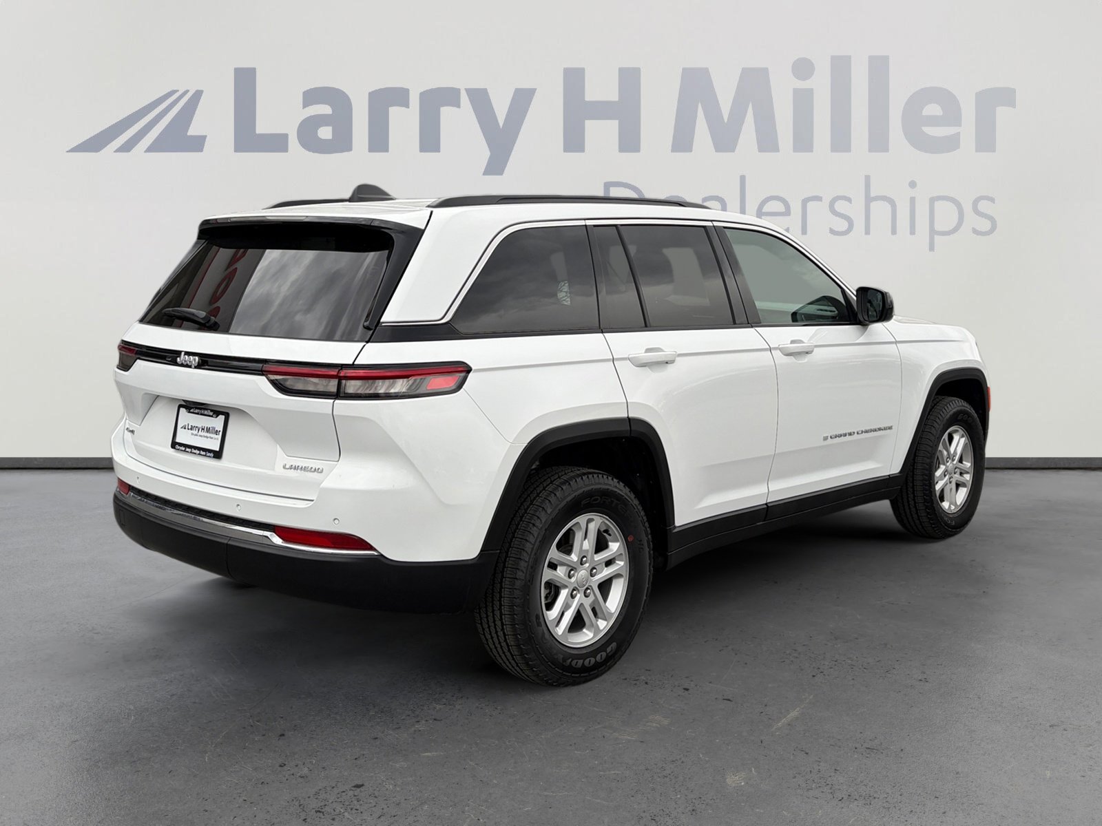 Used 2025 Jeep Grand Cherokee Laredo w/ Trailer Tow Package image 5