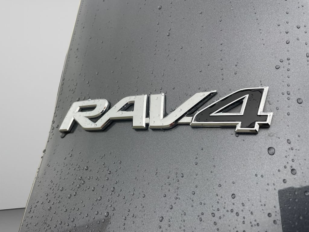 Used 2022 Toyota RAV4 XLE Premium AWD/4WD image 17