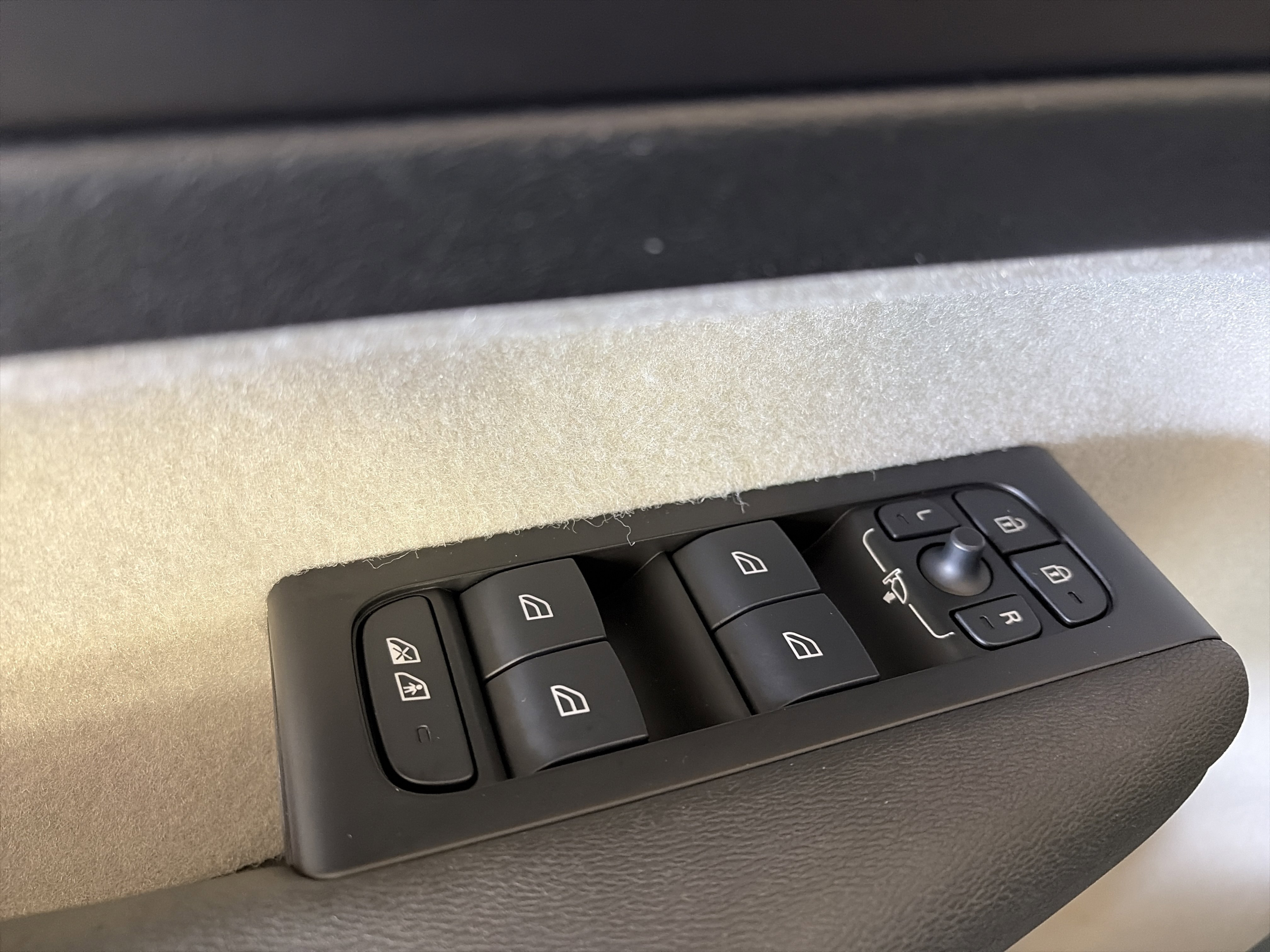 Used 2021 Volvo XC40 T5 Momentum w/ Premium Package image 15