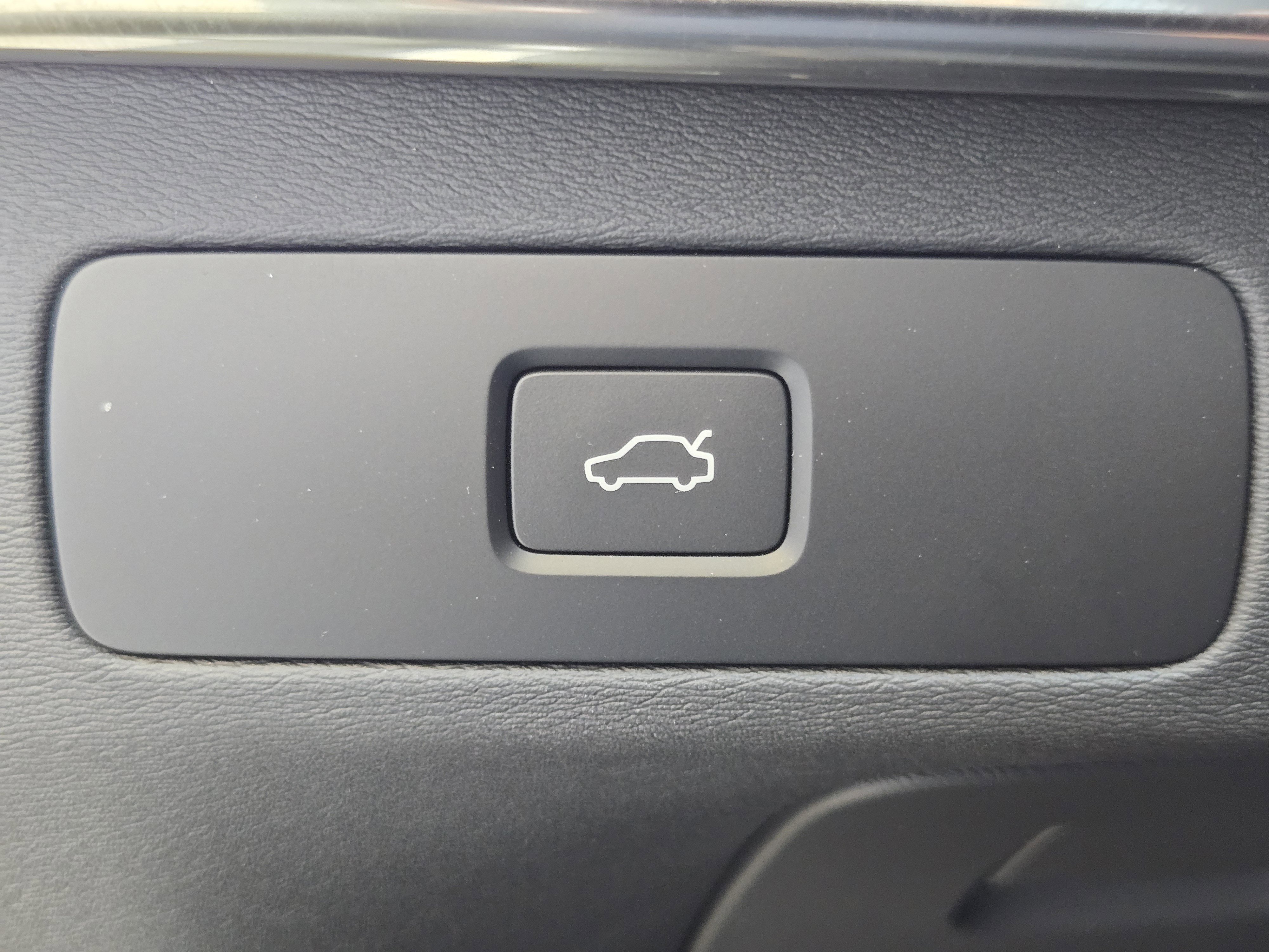 Certified 2025 Volvo XC90 B6 Core w/ Protection Package image 24