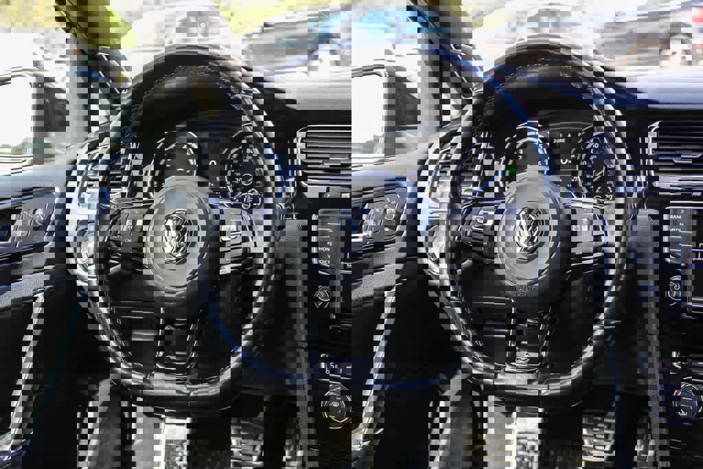 Used 2017 Volkswagen Golf R 4-Door image 12