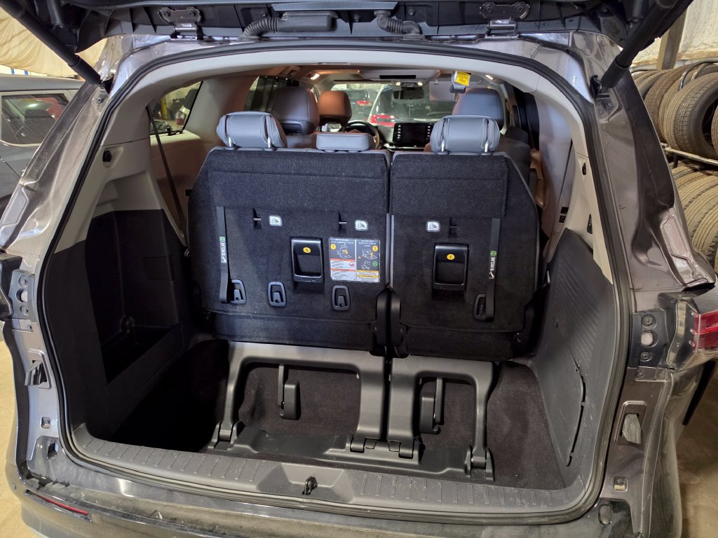 Used 2024 Toyota Sienna Limited AWD/4WD image 9