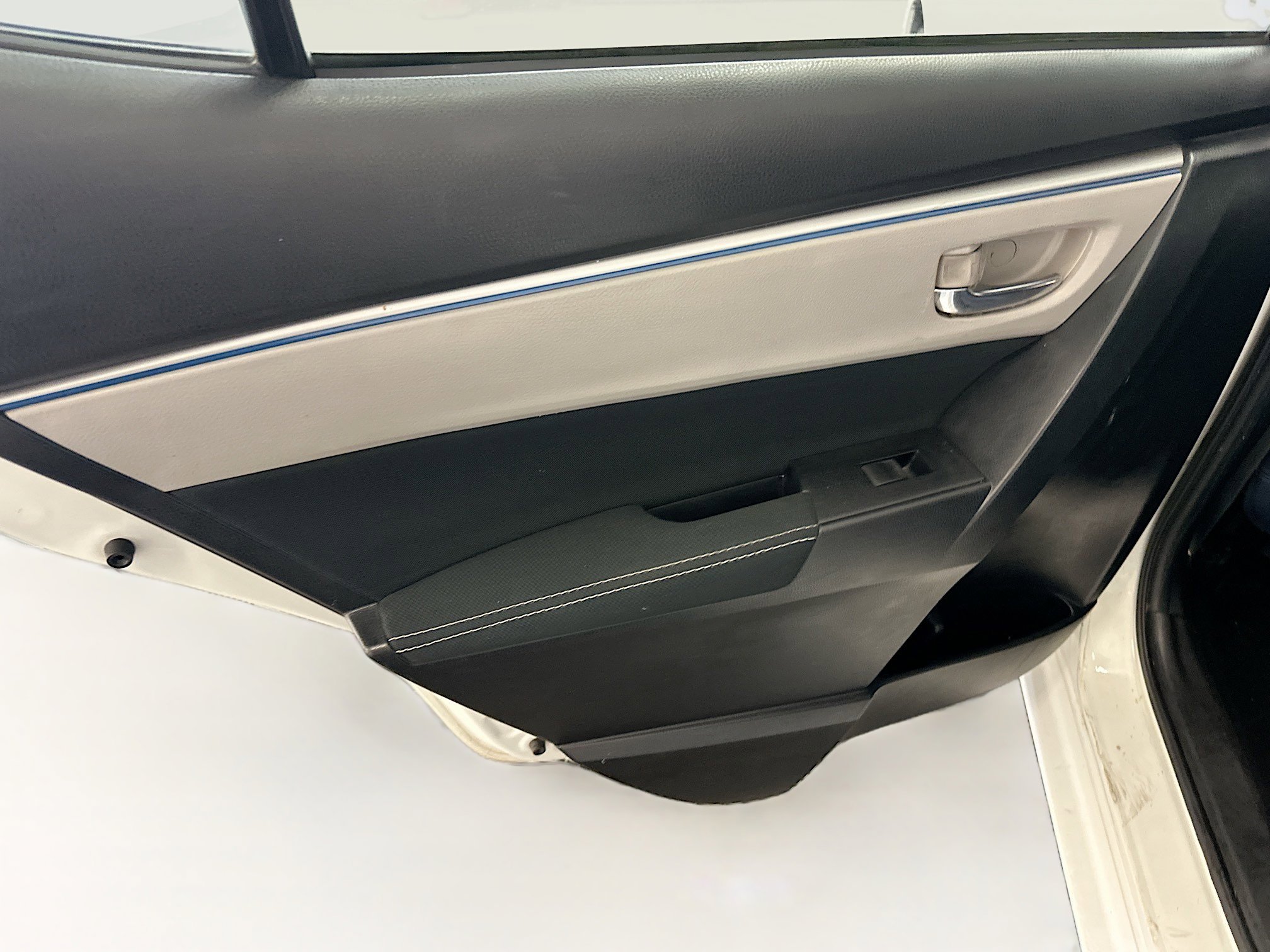 Used 2015 Toyota Corolla LE FWD image 26