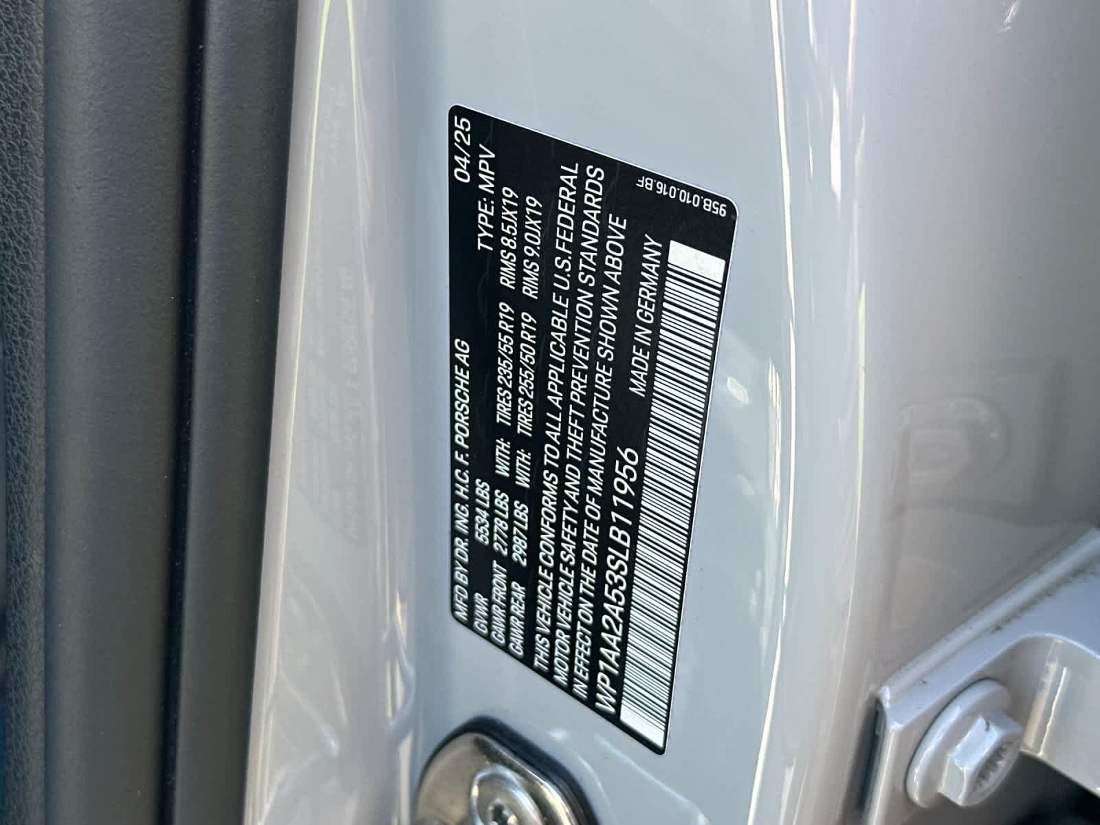 Certified 2025 Porsche Macan AWD/4WD image 33