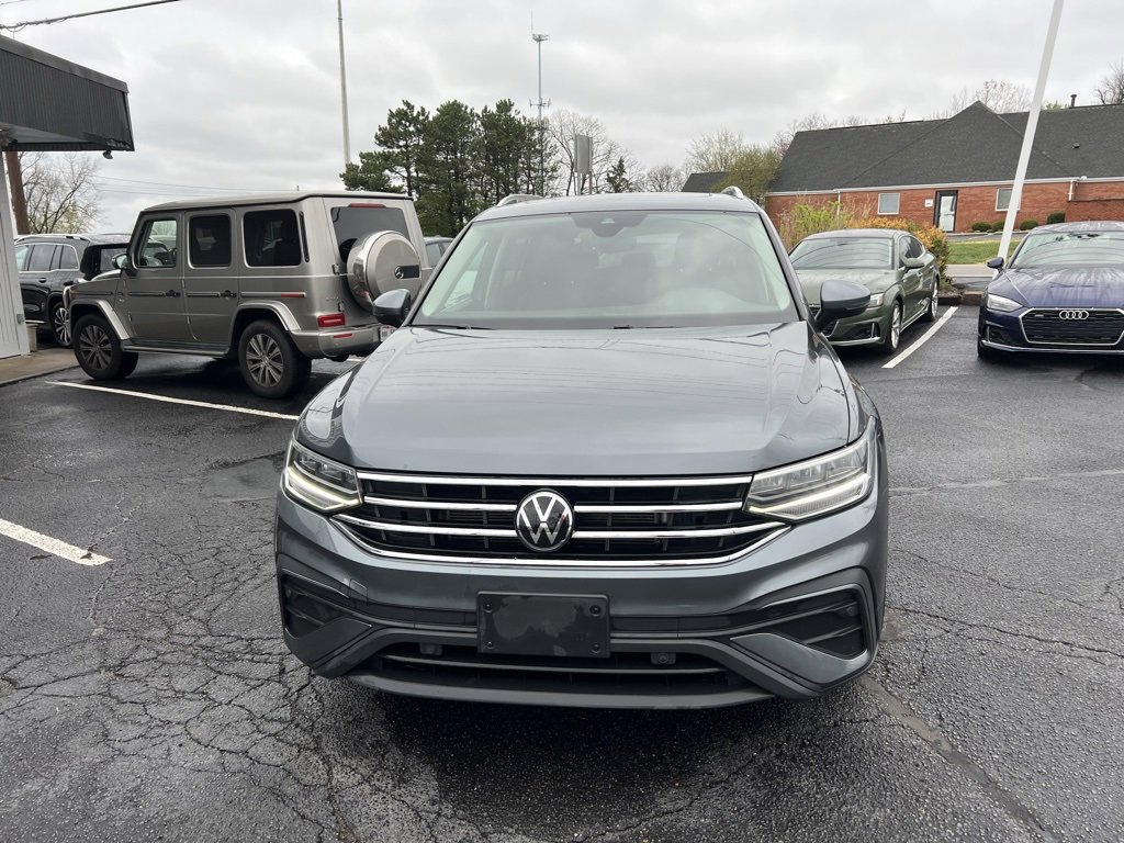 Used 2022 Volkswagen Tiguan SE w/ Panoramic Sunroof Package image 3