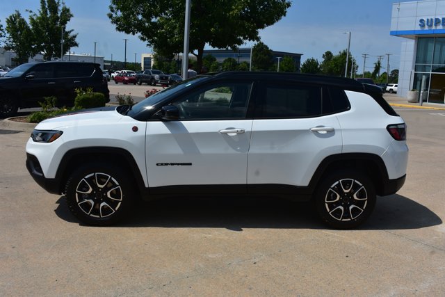 Used 2025 Jeep Compass Trailhawk AWD/4WD image 10