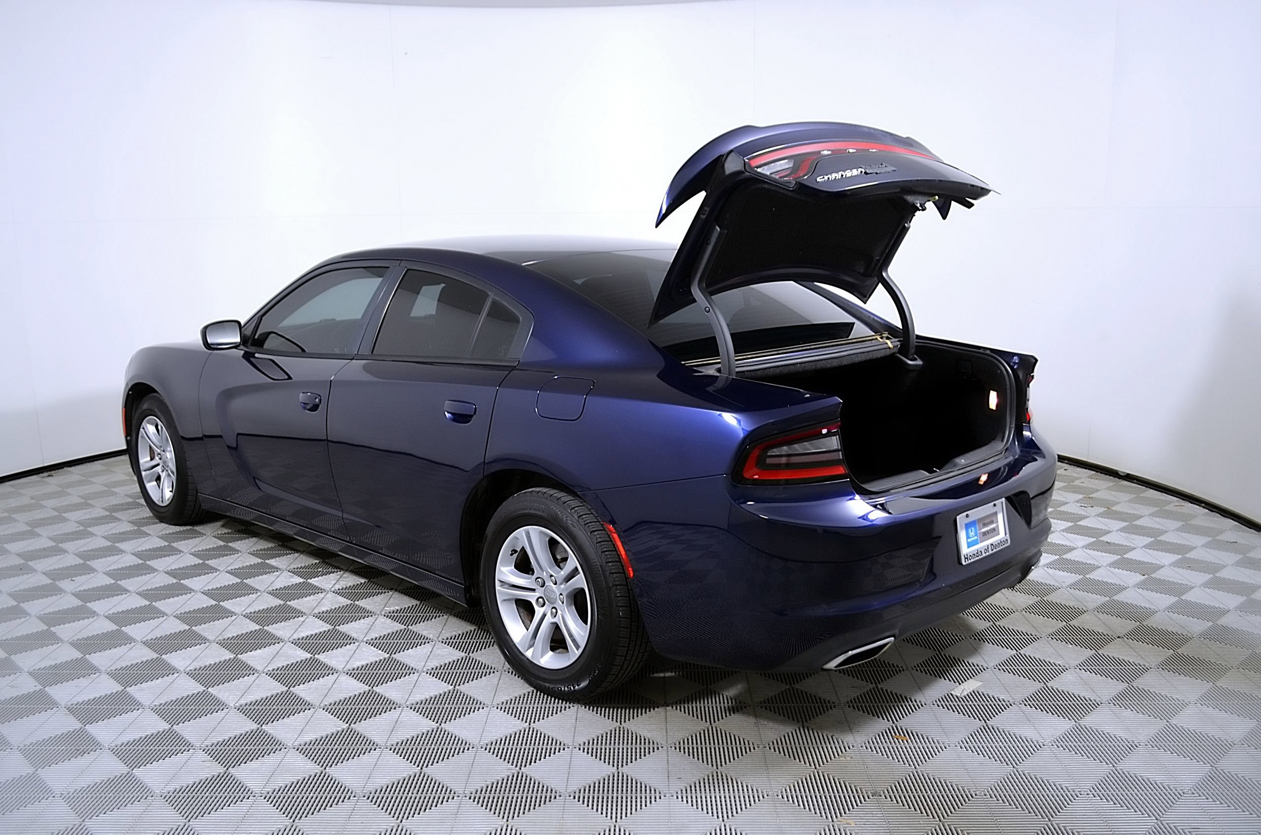 Used 2016 Dodge Charger SE RWD image 11