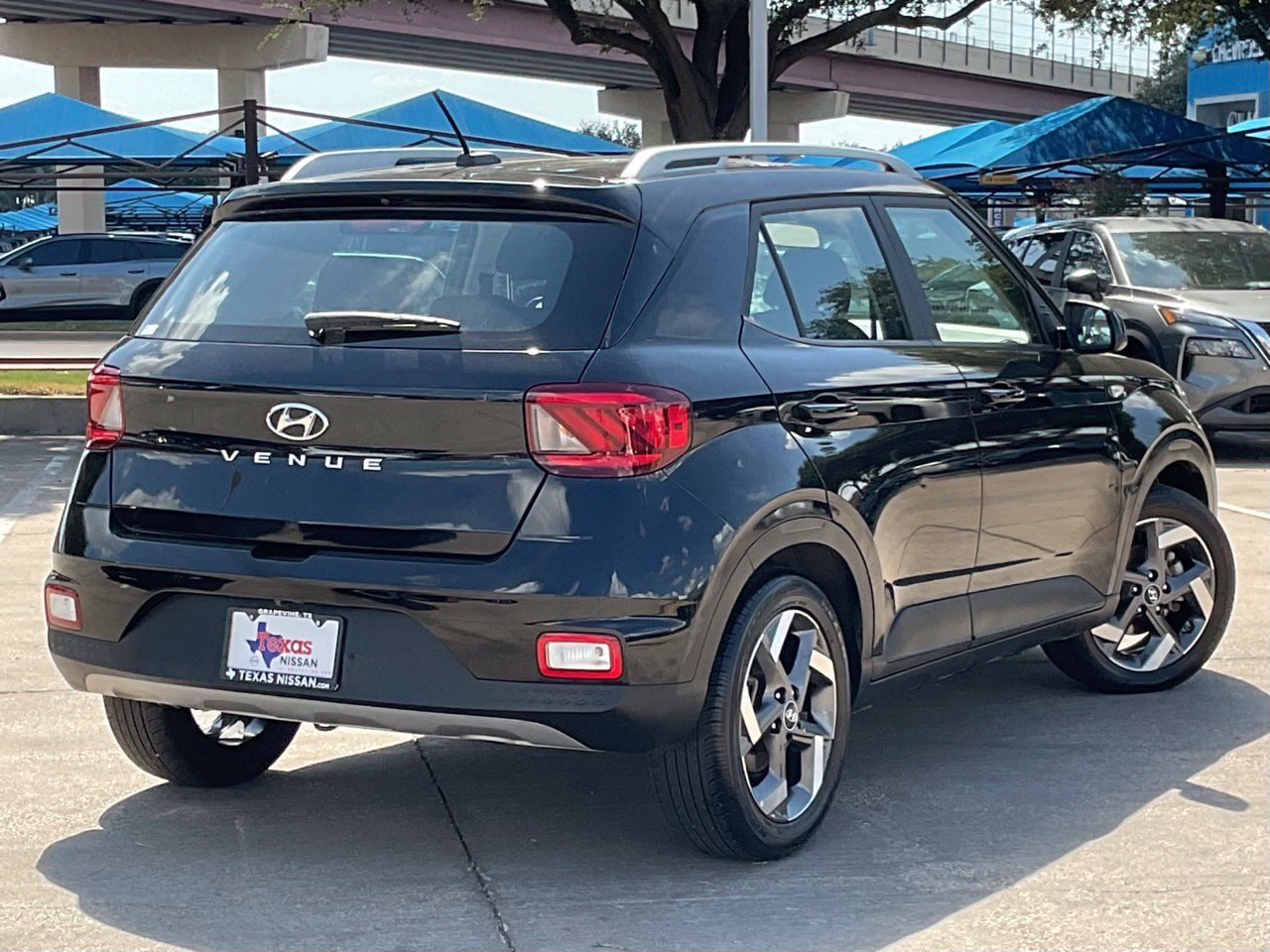Used 2025 Hyundai Venue SEL FWD image 4