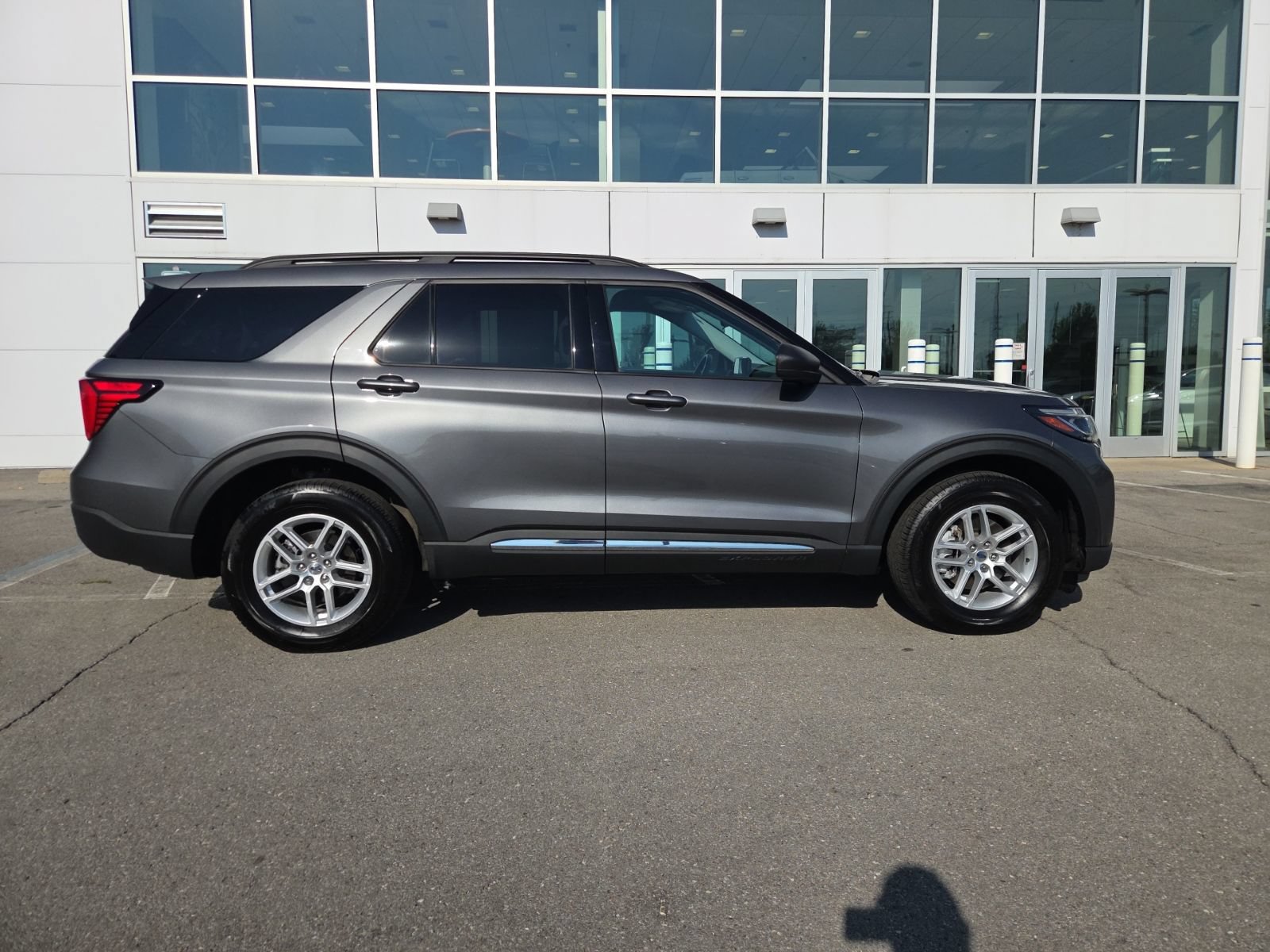 Used 2025 Ford Explorer Active AWD/4WD image 2