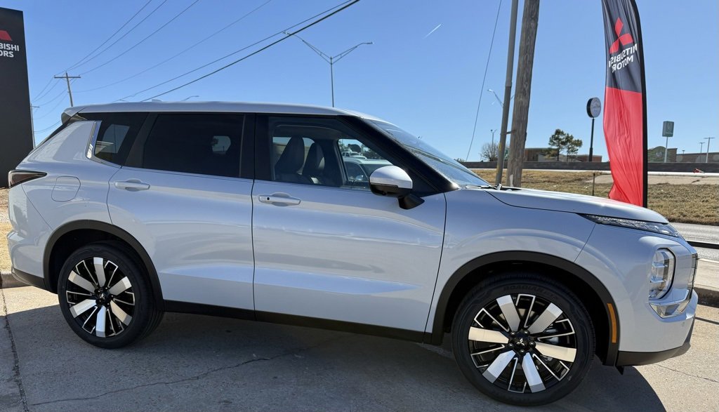 New 2026 Mitsubishi Outlander SE image 10