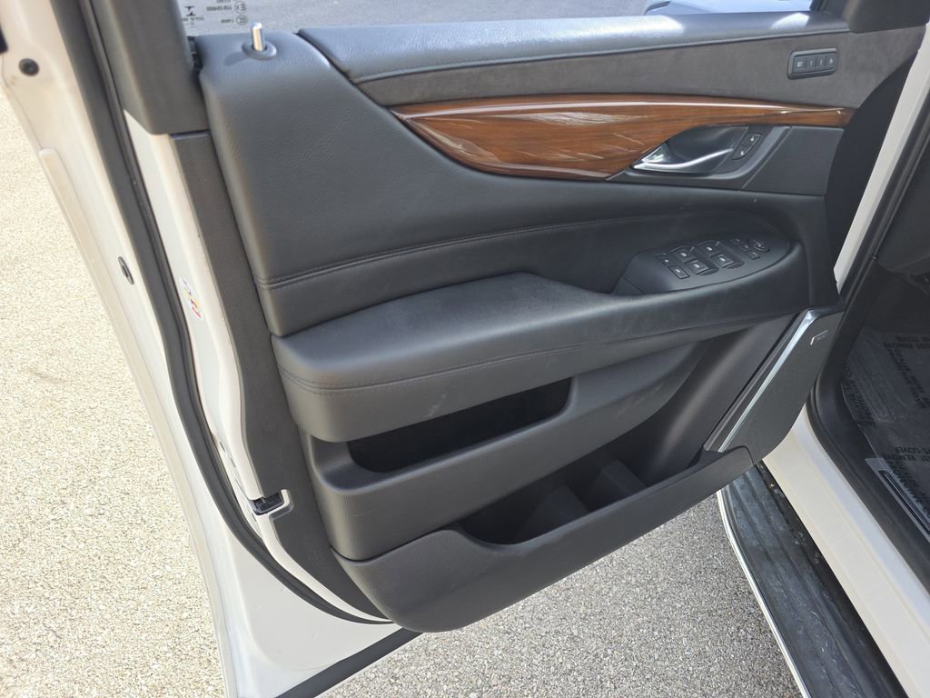 Used 2018 Cadillac Escalade Luxury AWD/4WD image 16