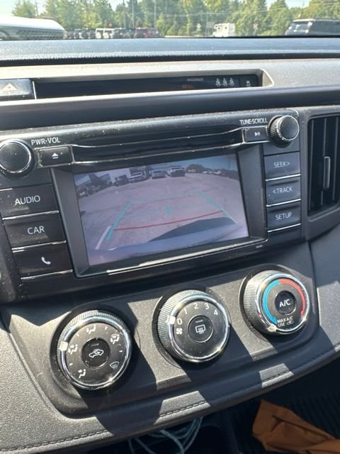 Used 2018 Toyota RAV4 LE AWD/4WD image 10