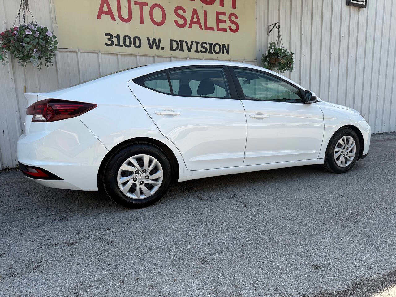 Used 2019 Hyundai Elantra SE w/ Cargo Package FWD image 3
