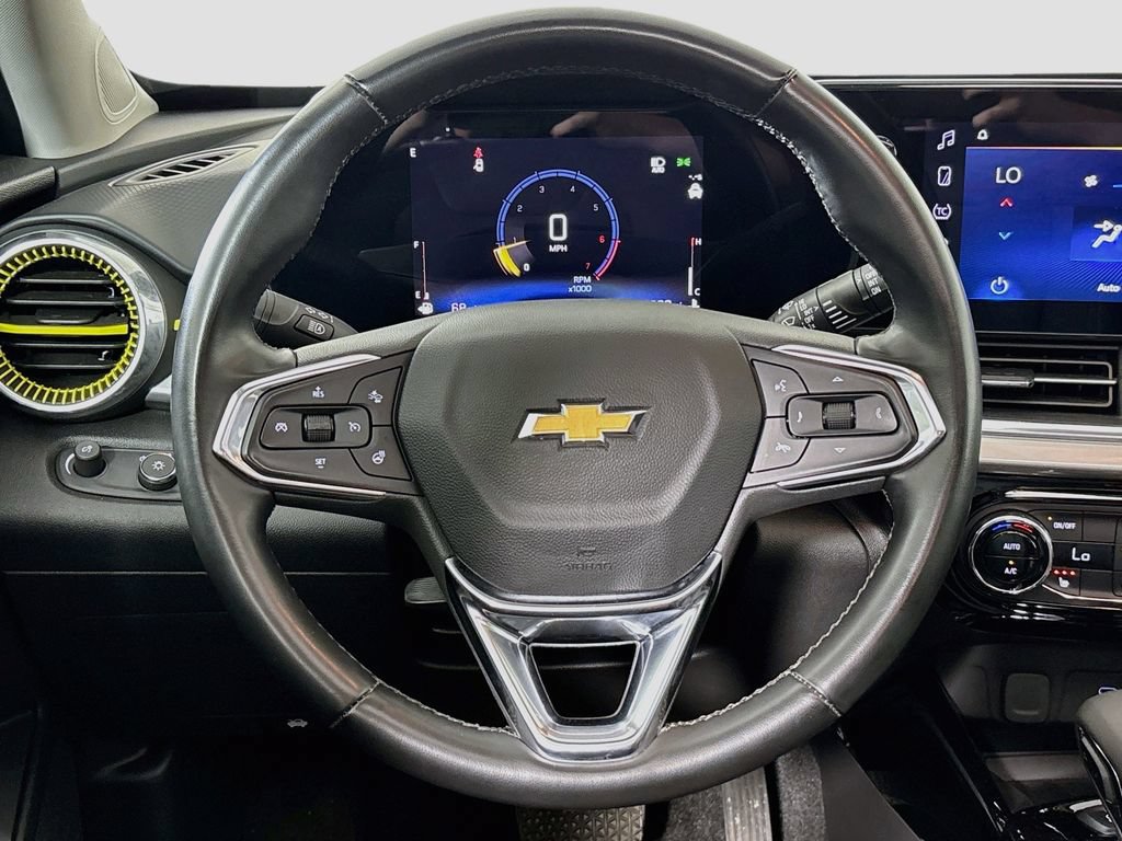 Used 2024 Chevrolet Trax LT w/ Sunroof Package FWD image 13