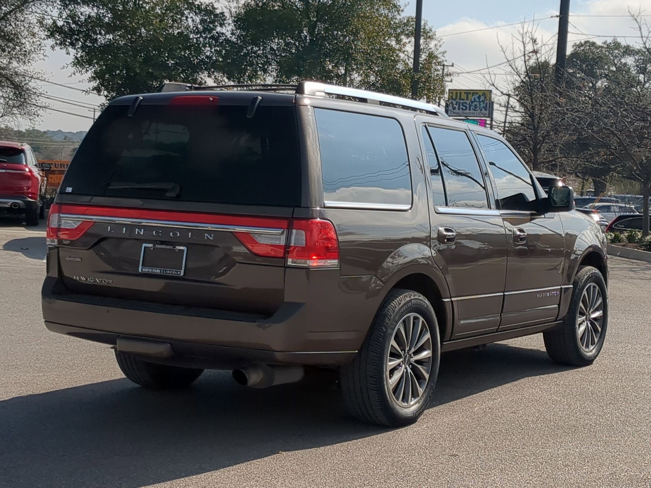 Used 2017 Lincoln Navigator Select image 3