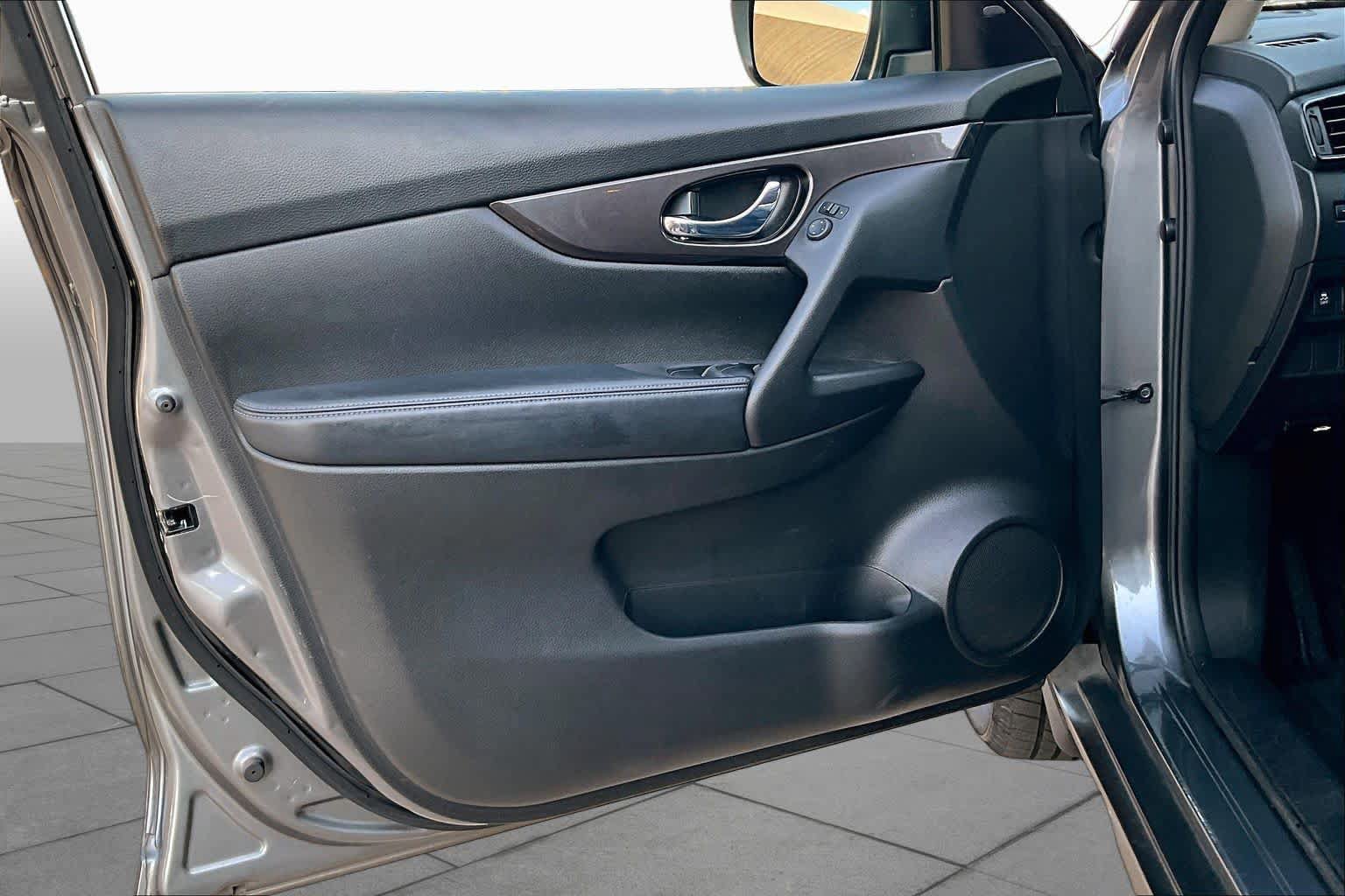 Used 2019 Nissan Rogue SV FWD image 24