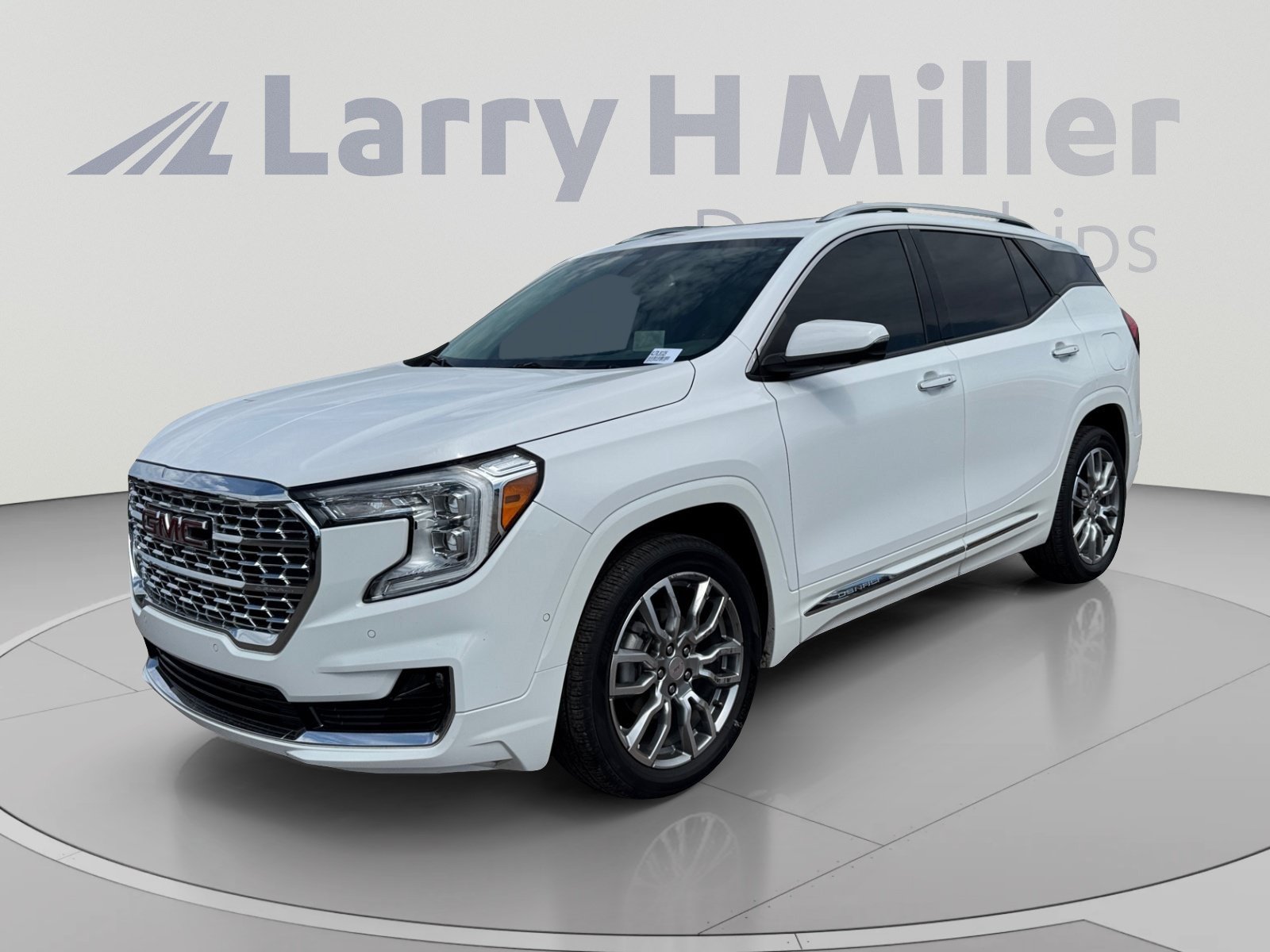 Used 2024 GMC Terrain Denali w/ Denali Premium Package AWD/4WD image 1