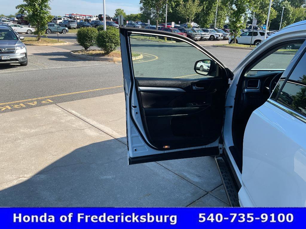 Used 2018 Toyota Highlander XLE AWD/4WD image 15
