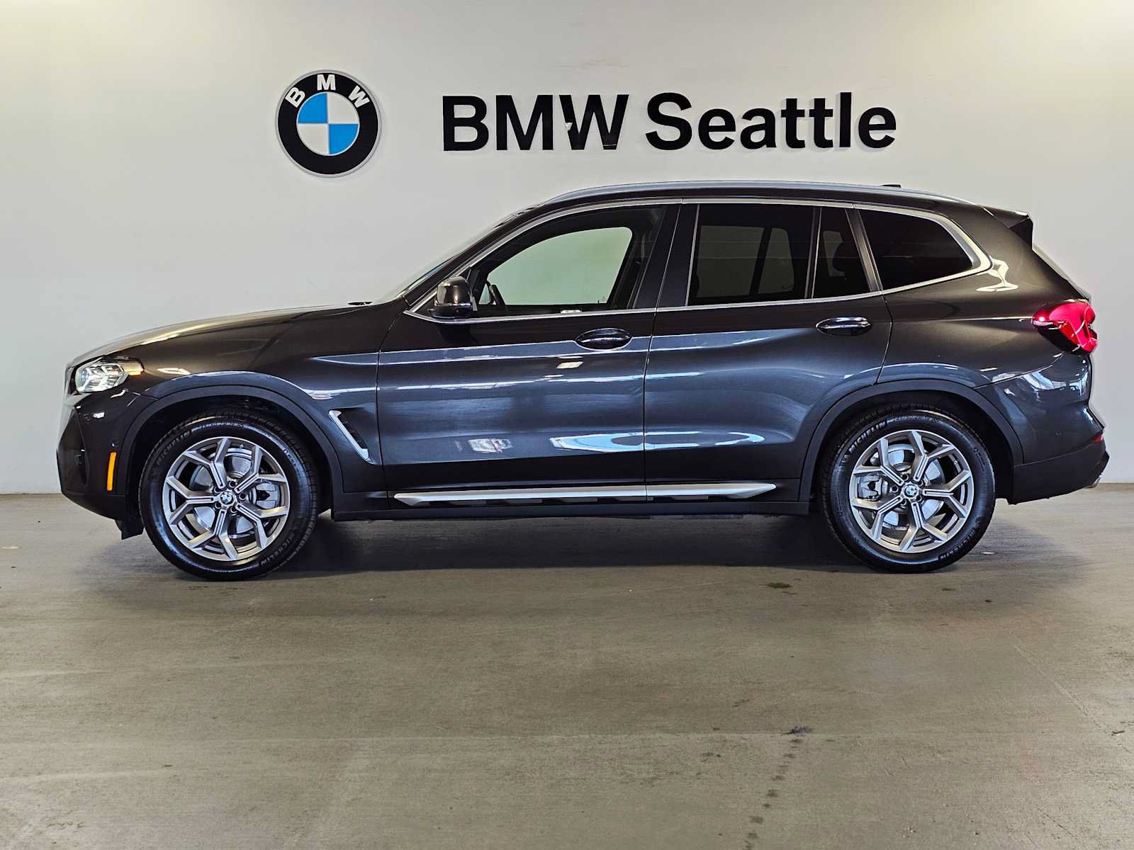 Used 2023 BMW X3 xDrive30i w/ Premium Package AWD/4WD image 3
