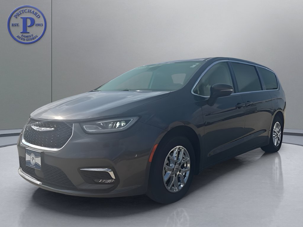 Used 2023 Chrysler Pacifica Touring-L FWD image 3