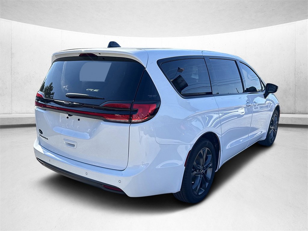 New 2026 Chrysler Pacifica Select image 3