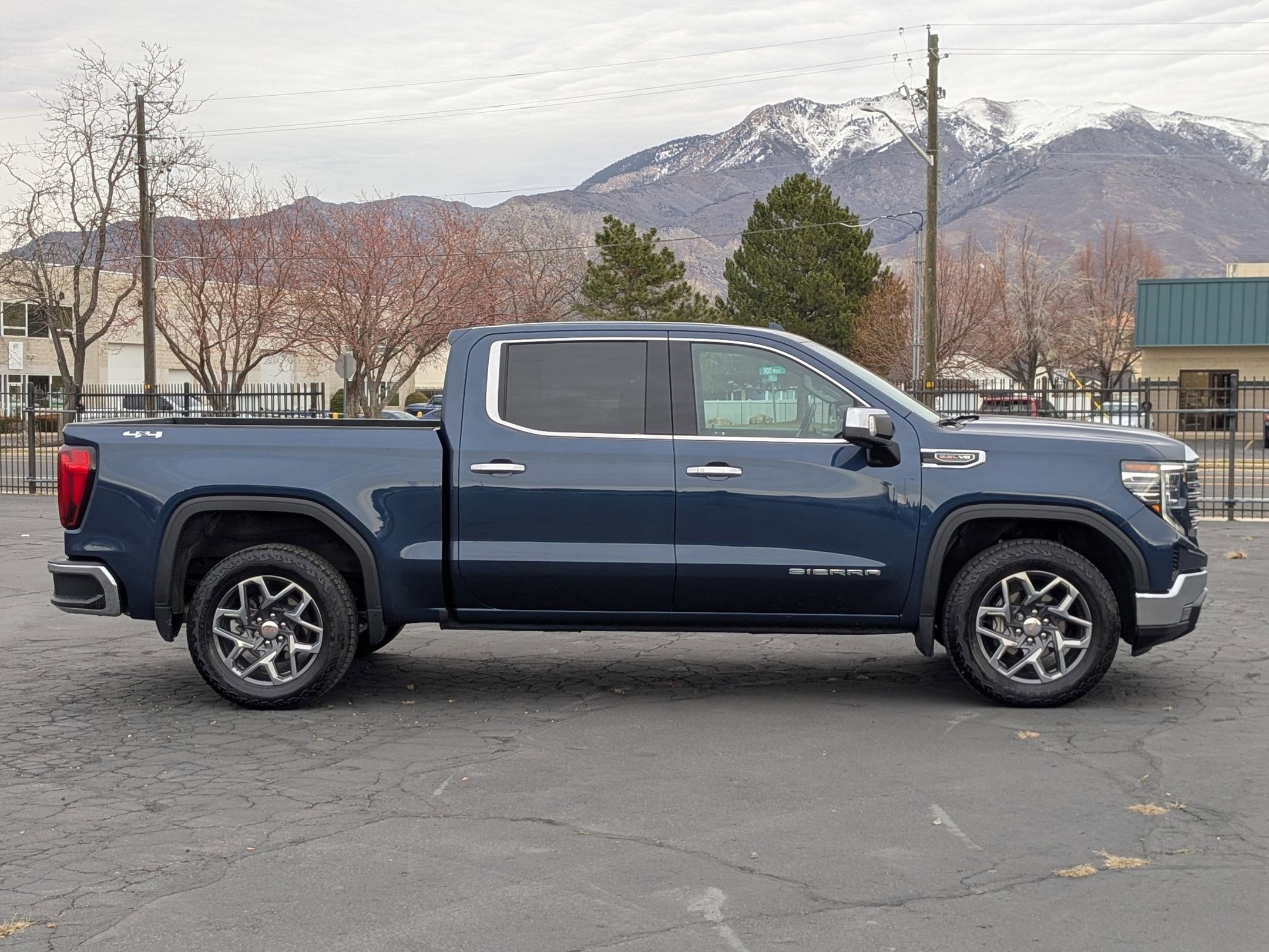 Used 2022 GMC Sierra 1500 SLT w/ SLT Convenience Package image 2